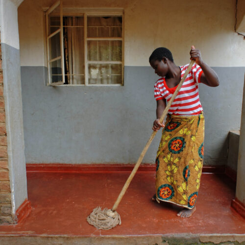 2013-03, 18-year-old Pamela Maposah mopping the floor of the house of the family for whom she works as a housemaid in the morning. In the afternoon, she trains at the Centre for Youth Empowerment and Civic Education (supported by the ILO/IPEC) to become

Country : Malawi
Date : 2013-03
Copyright : Marcel Crozet / ILO