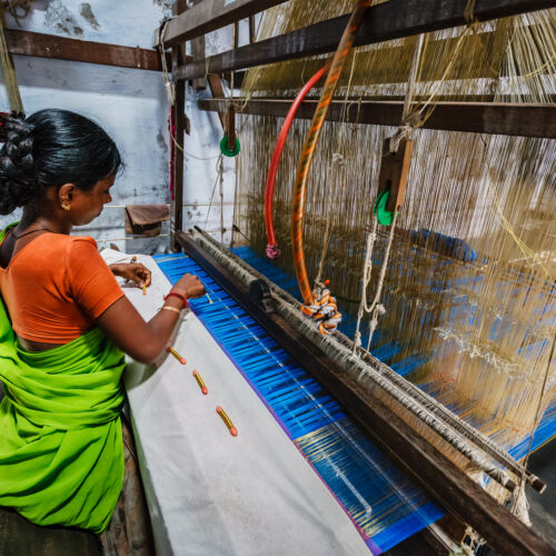 Kanchipuram,,India,-,September,12,,2009:,Woman,Weaving,Silk,Sari